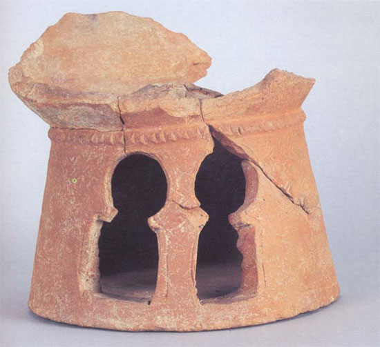 Portable stove decorated with horseshoe arches